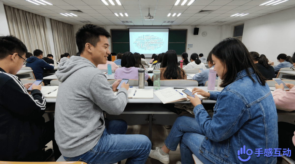 后排学生也在用手机参与互动,一位男生提交完内容后露出满足的笑容